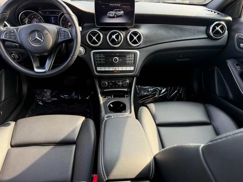 Mercedes-Benz GLA Vehicle Full-screen Gallery Image 13