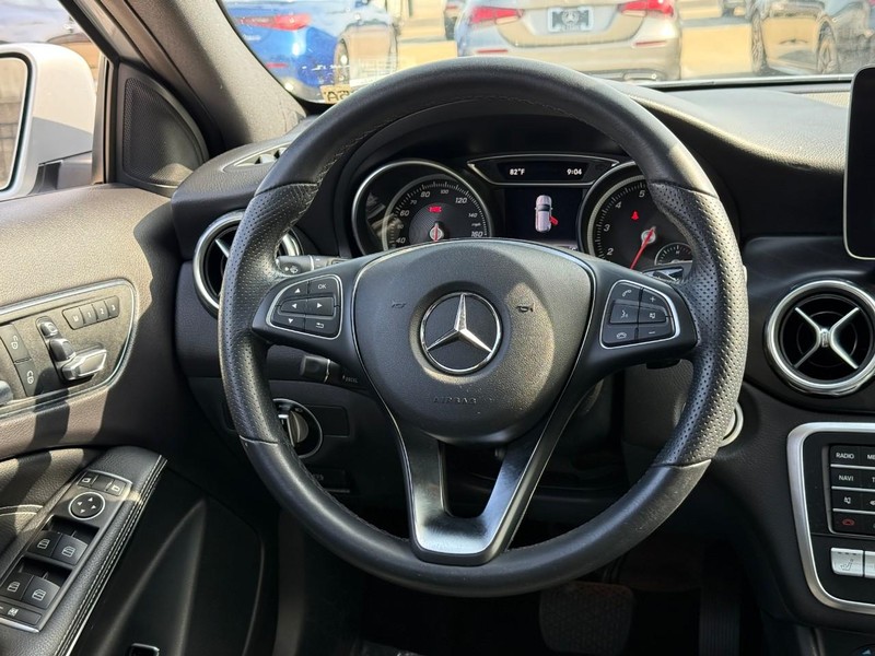 Mercedes-Benz GLA Vehicle Full-screen Gallery Image 14