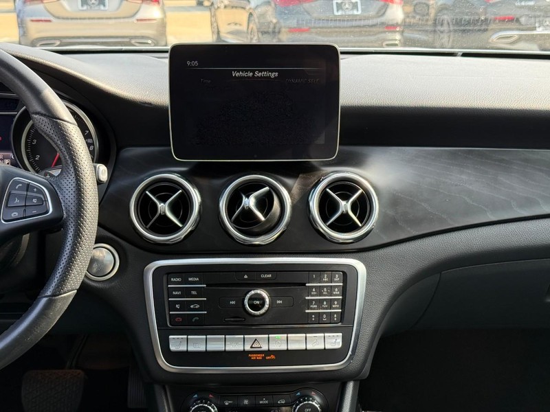 Mercedes-Benz GLA Vehicle Full-screen Gallery Image 15