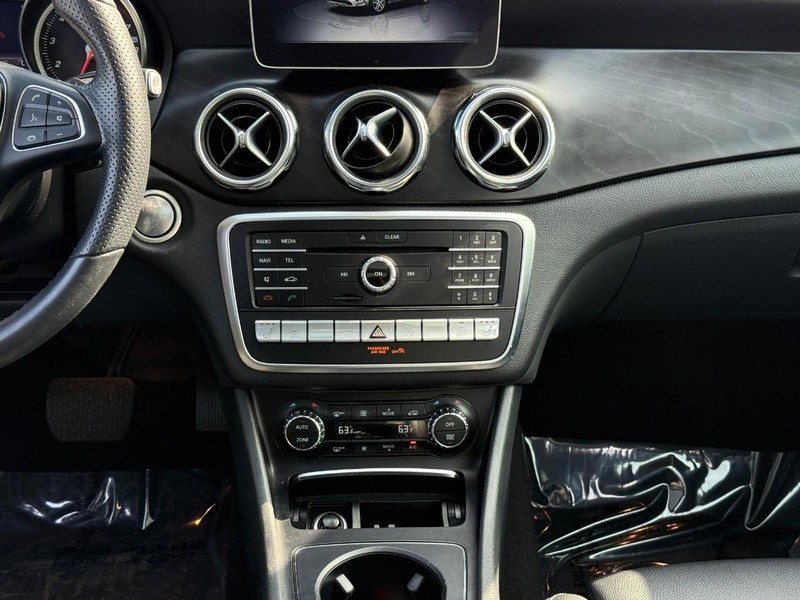 Mercedes-Benz GLA Vehicle Full-screen Gallery Image 16