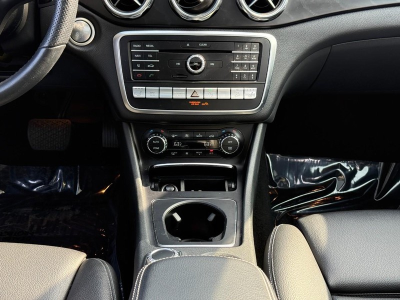 Mercedes-Benz GLA Vehicle Full-screen Gallery Image 17