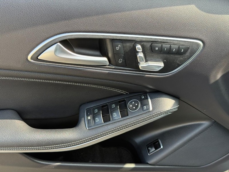 Mercedes-Benz GLA Vehicle Full-screen Gallery Image 18