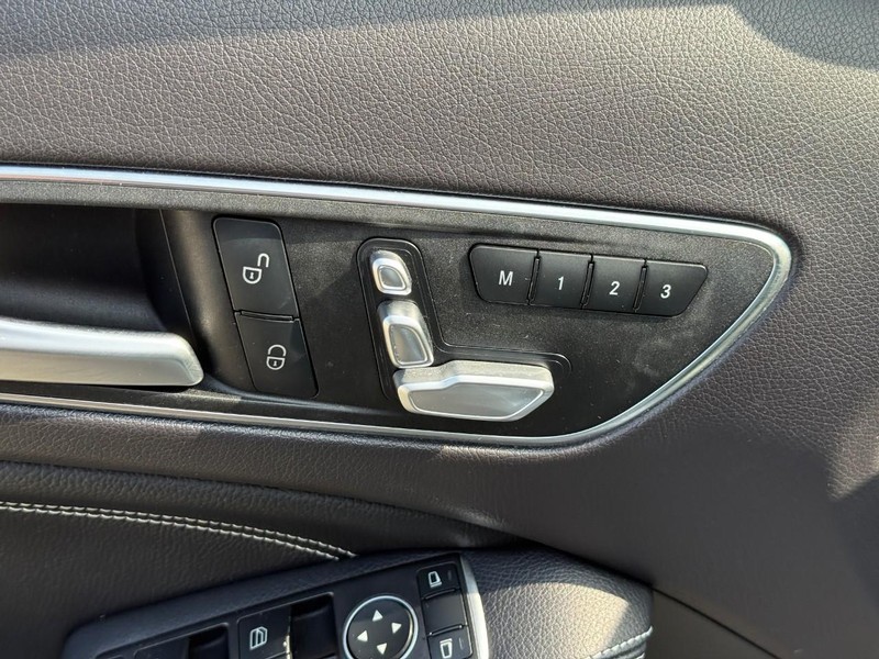 Mercedes-Benz GLA Vehicle Full-screen Gallery Image 19
