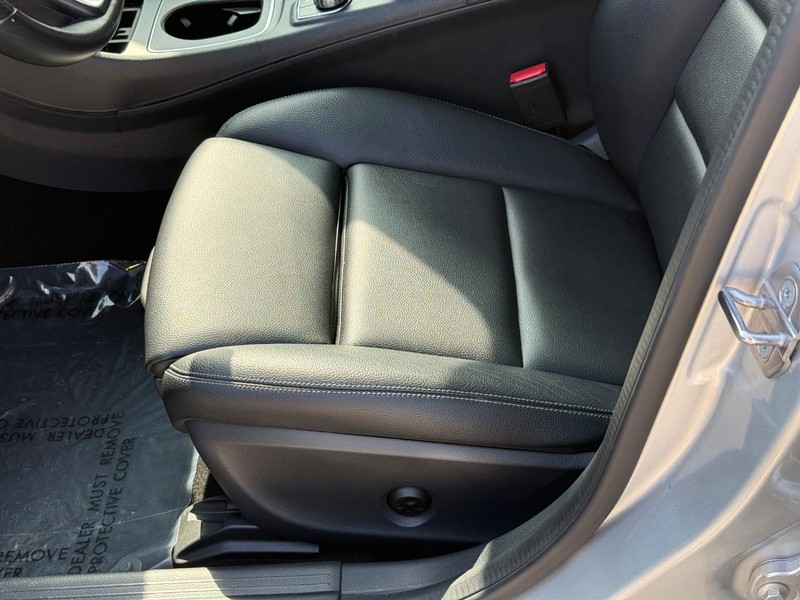 Mercedes-Benz GLA Vehicle Full-screen Gallery Image 20