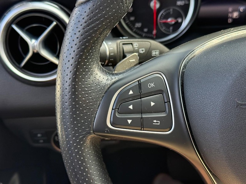 Mercedes-Benz GLA Vehicle Full-screen Gallery Image 21