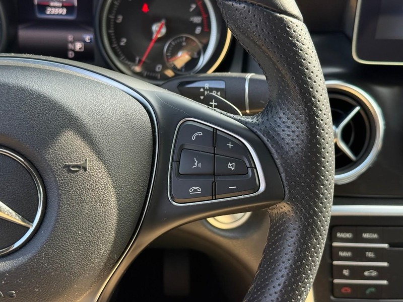 Mercedes-Benz GLA Vehicle Full-screen Gallery Image 22