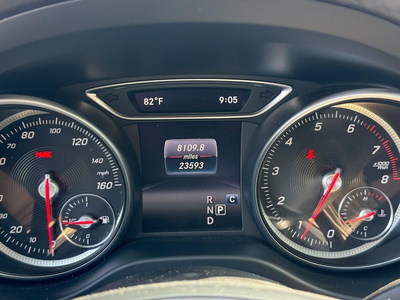 Mercedes-Benz GLA Vehicle Full-screen Gallery Image 23