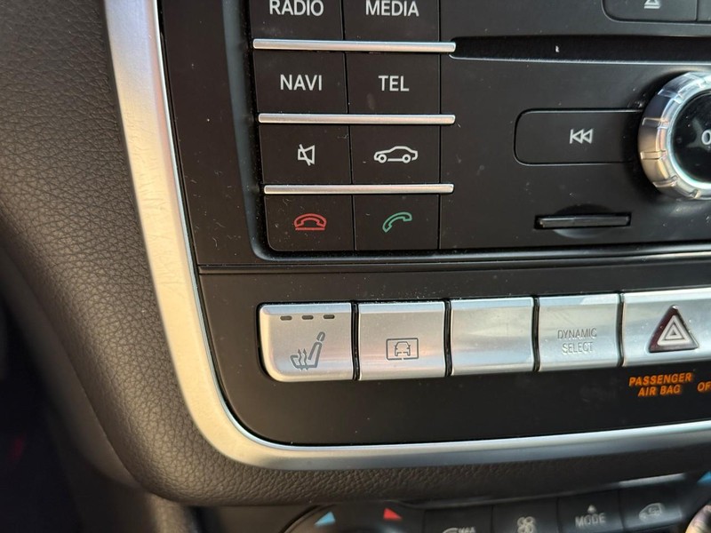 Mercedes-Benz GLA Vehicle Full-screen Gallery Image 24