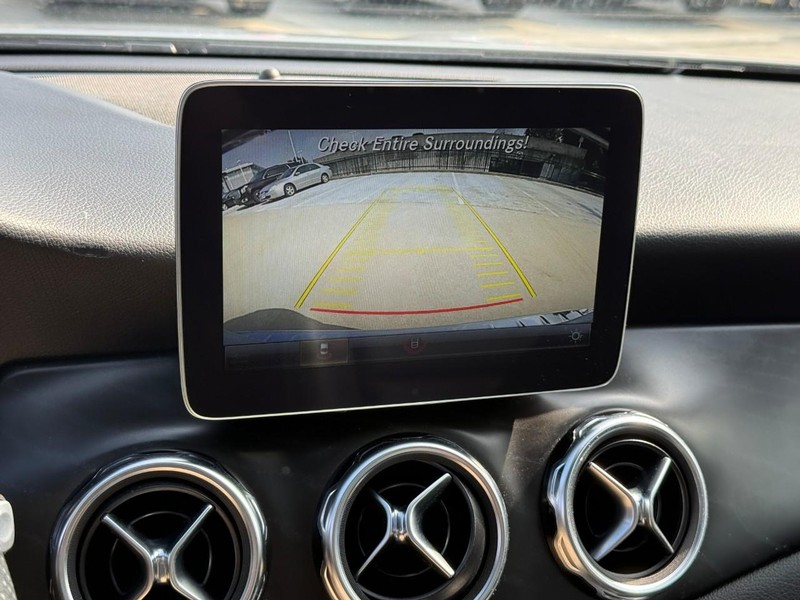Mercedes-Benz GLA Vehicle Full-screen Gallery Image 25