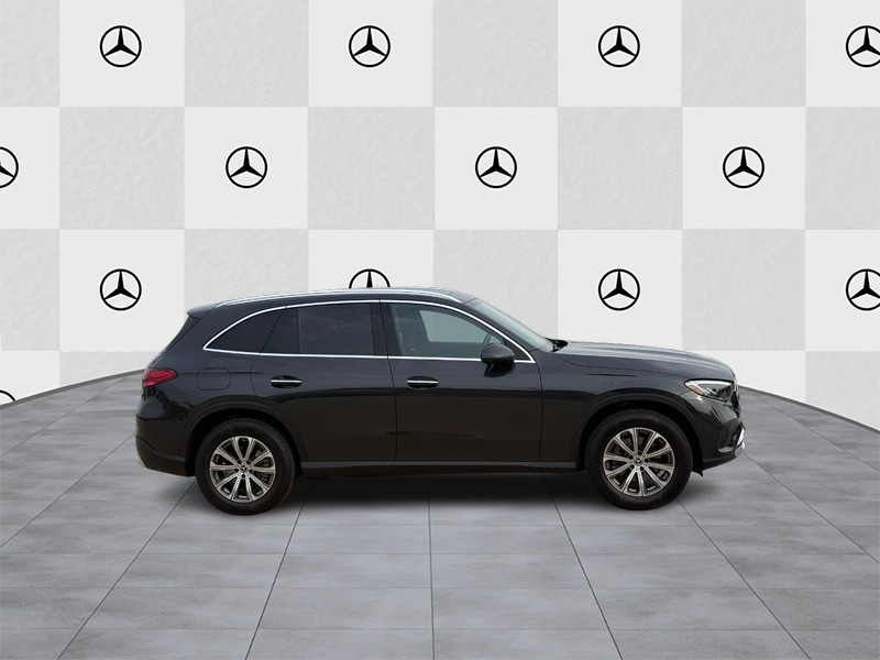 Mercedes-Benz GLE Vehicle Full-screen Gallery Image 2