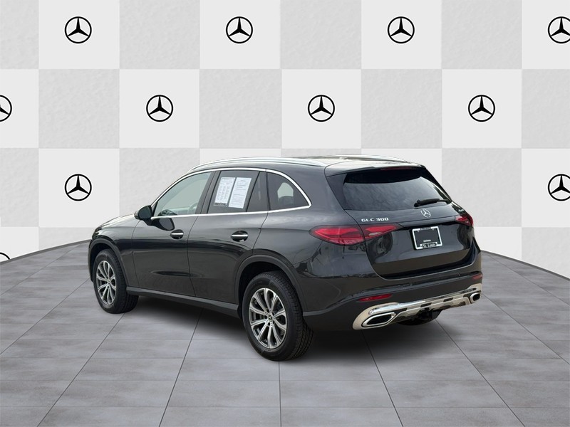 Mercedes-Benz GLE Vehicle Full-screen Gallery Image 4