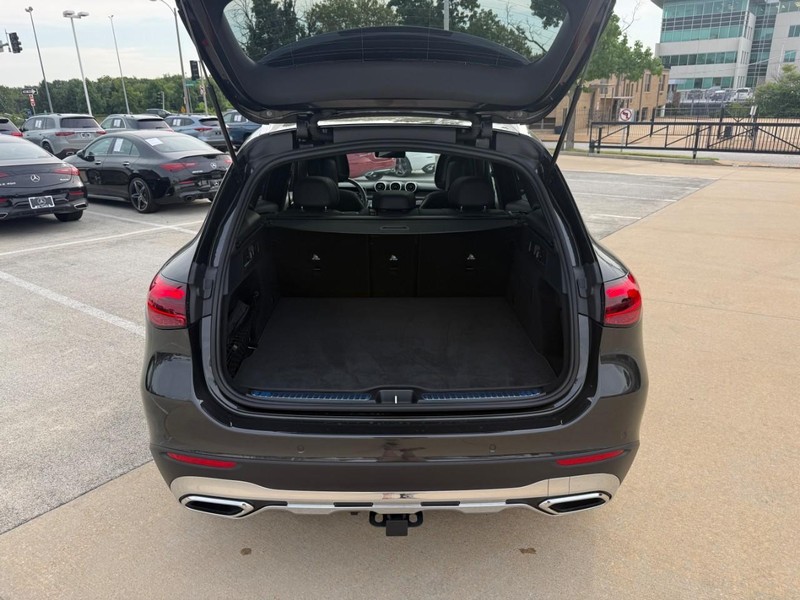 Mercedes-Benz GLE Vehicle Full-screen Gallery Image 8