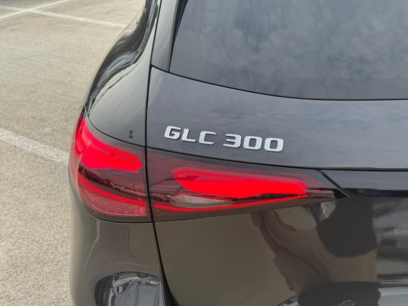 Mercedes-Benz GLE Vehicle Full-screen Gallery Image 10