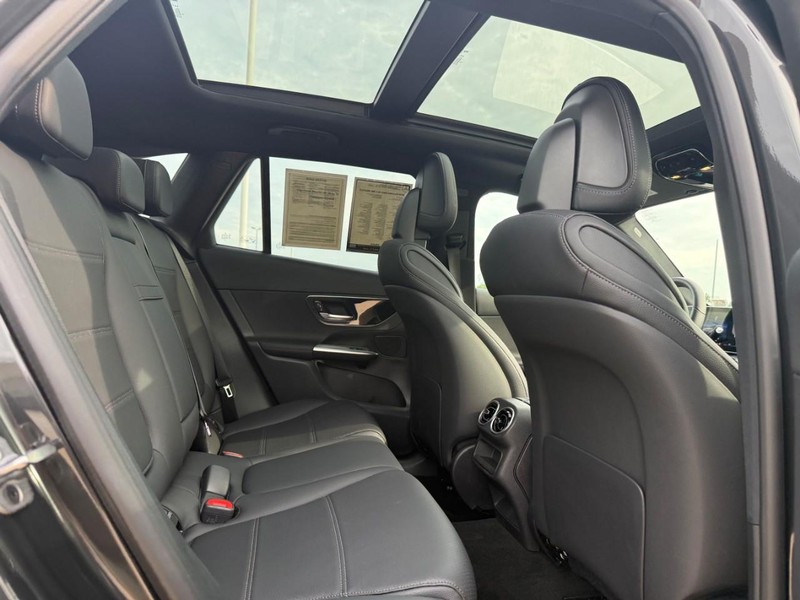 Mercedes-Benz GLE Vehicle Full-screen Gallery Image 12