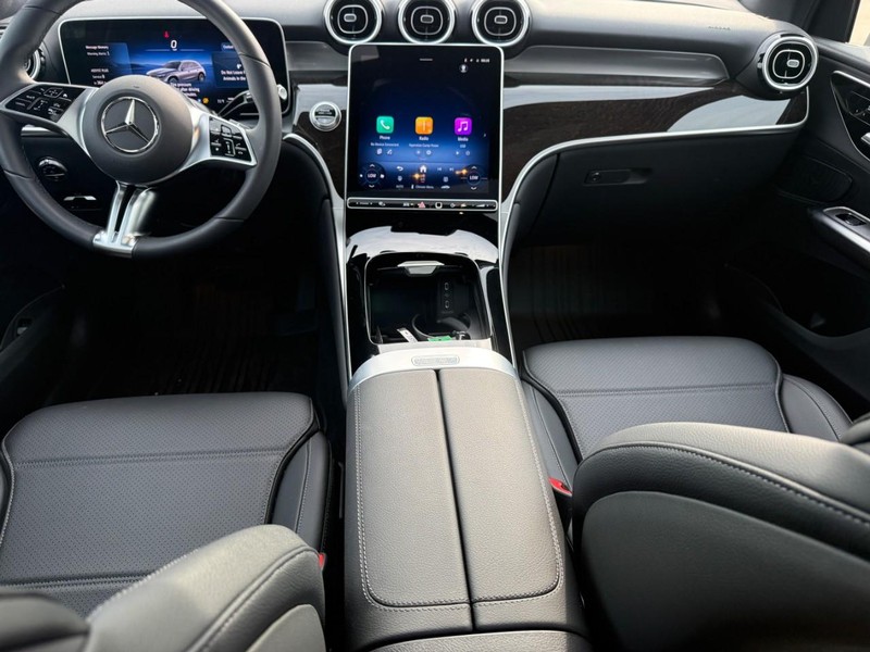 Mercedes-Benz GLE Vehicle Full-screen Gallery Image 13