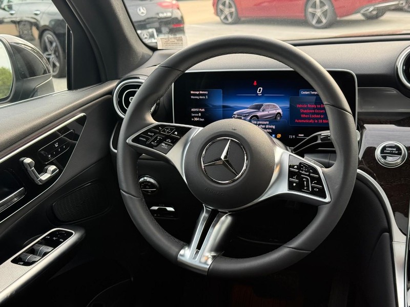 Mercedes-Benz GLE Vehicle Full-screen Gallery Image 14