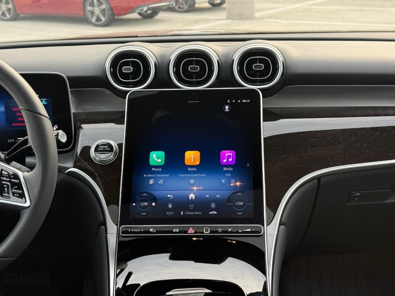 Mercedes-Benz GLE Vehicle Full-screen Gallery Image 15