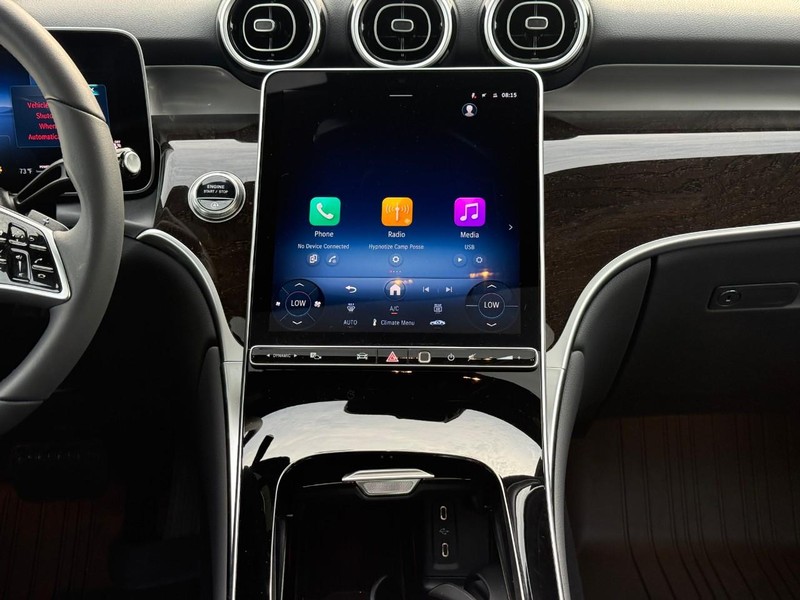 Mercedes-Benz GLE Vehicle Full-screen Gallery Image 16