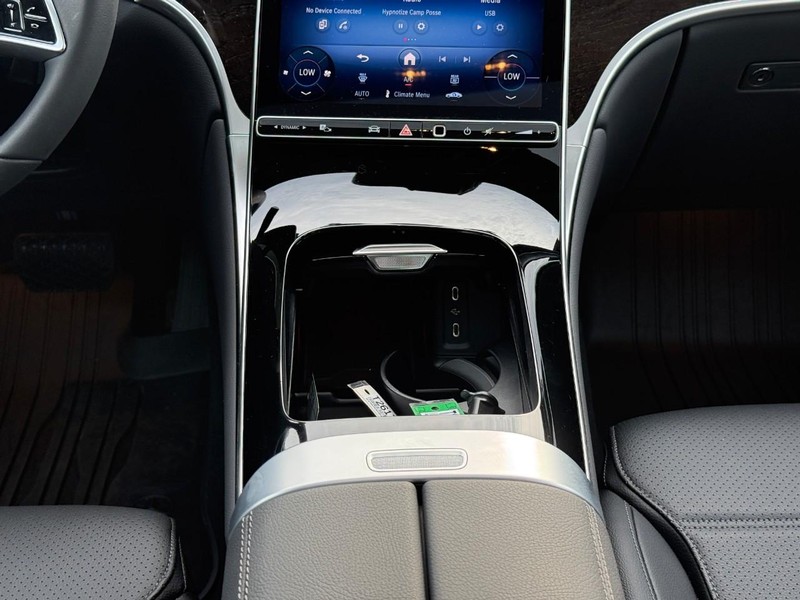 Mercedes-Benz GLE Vehicle Full-screen Gallery Image 17
