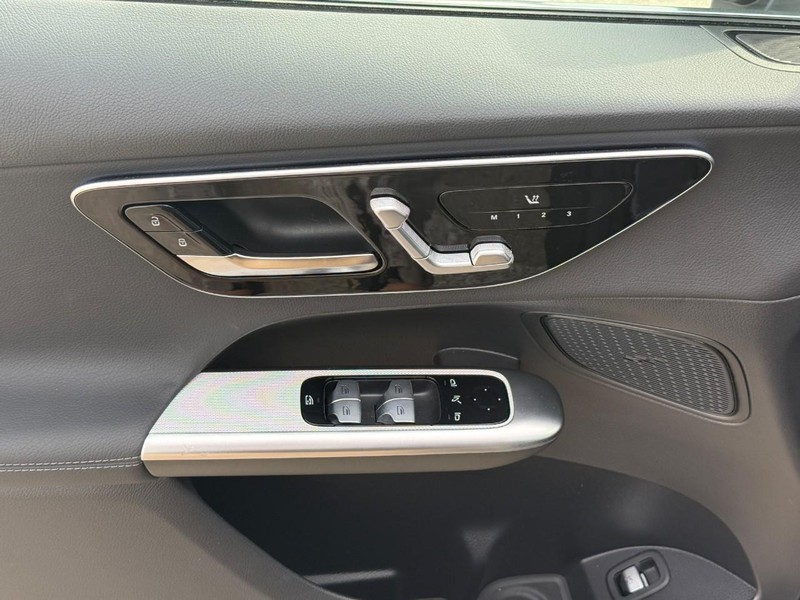 Mercedes-Benz GLE Vehicle Full-screen Gallery Image 18