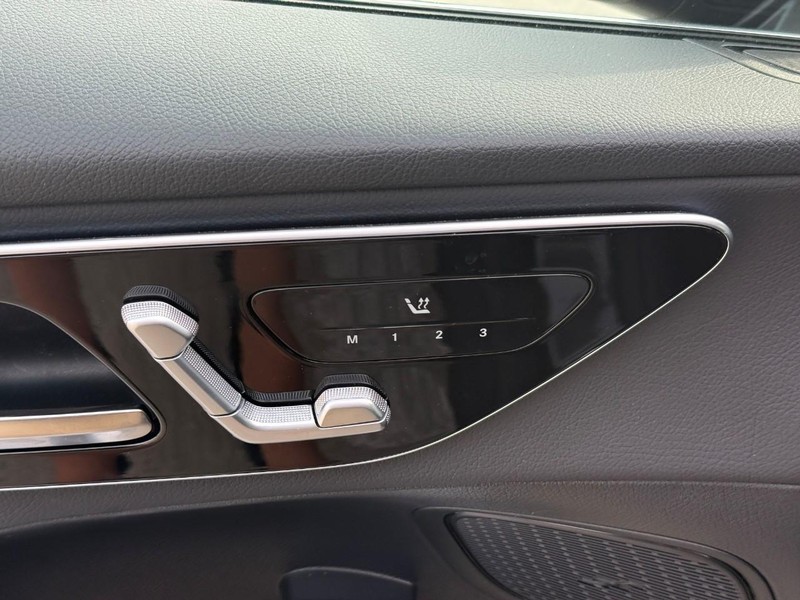Mercedes-Benz GLE Vehicle Full-screen Gallery Image 19