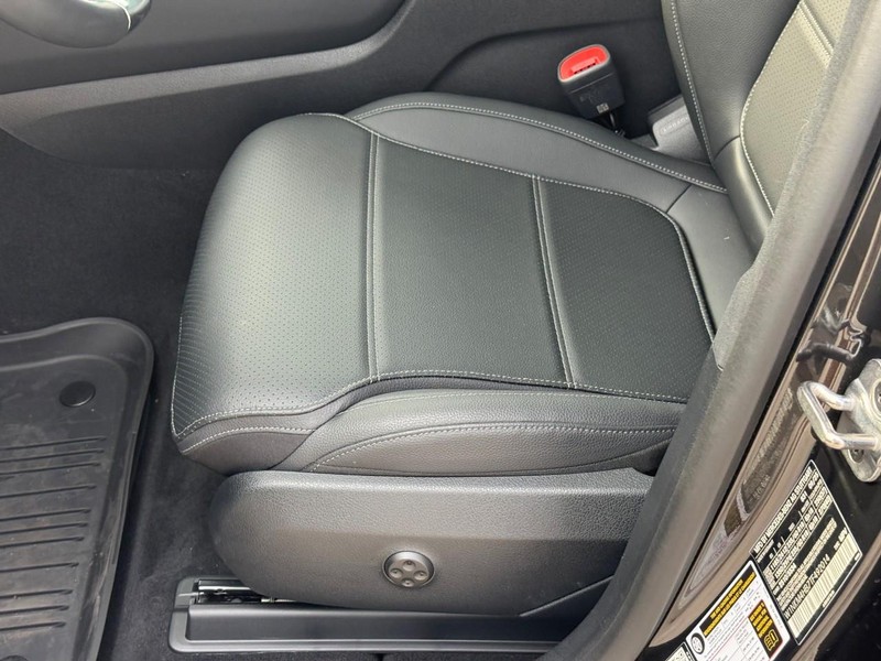 Mercedes-Benz GLE Vehicle Full-screen Gallery Image 20