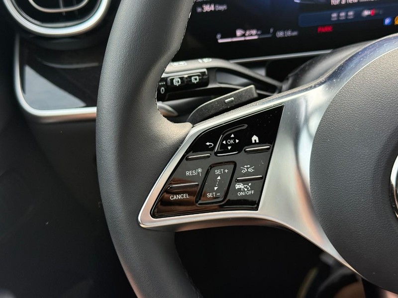 Mercedes-Benz GLE Vehicle Full-screen Gallery Image 21