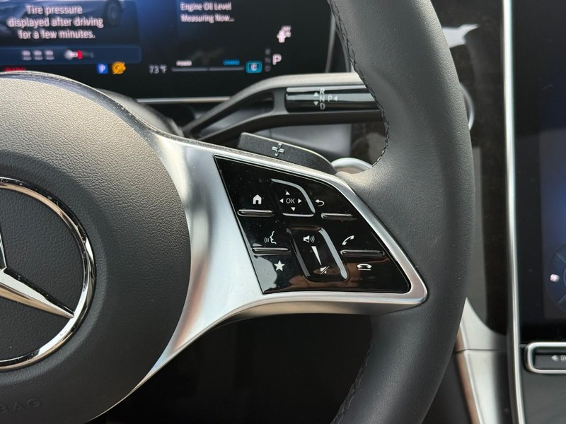 Mercedes-Benz GLE Vehicle Full-screen Gallery Image 22