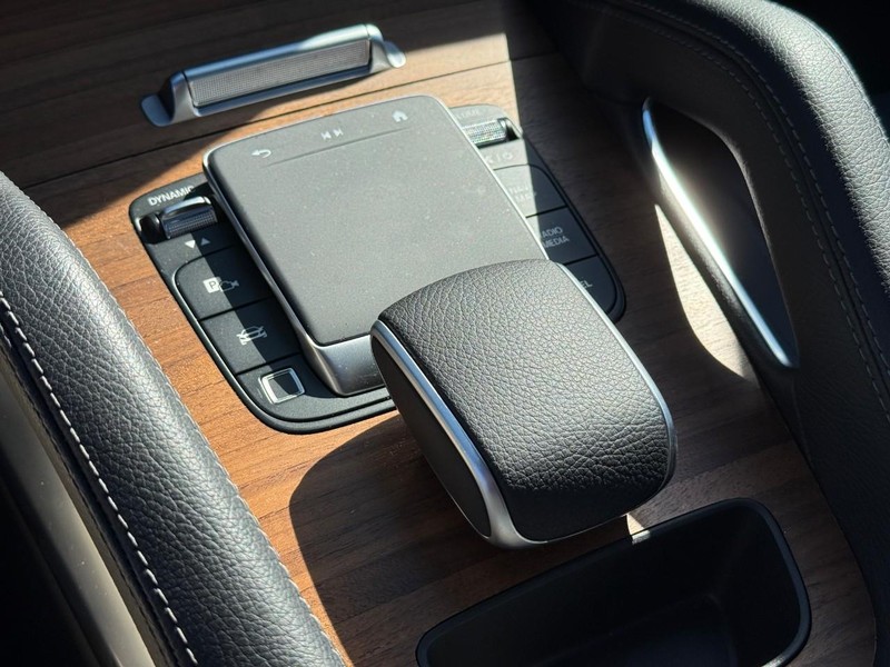 Mercedes-Benz GLE Vehicle Full-screen Gallery Image 26