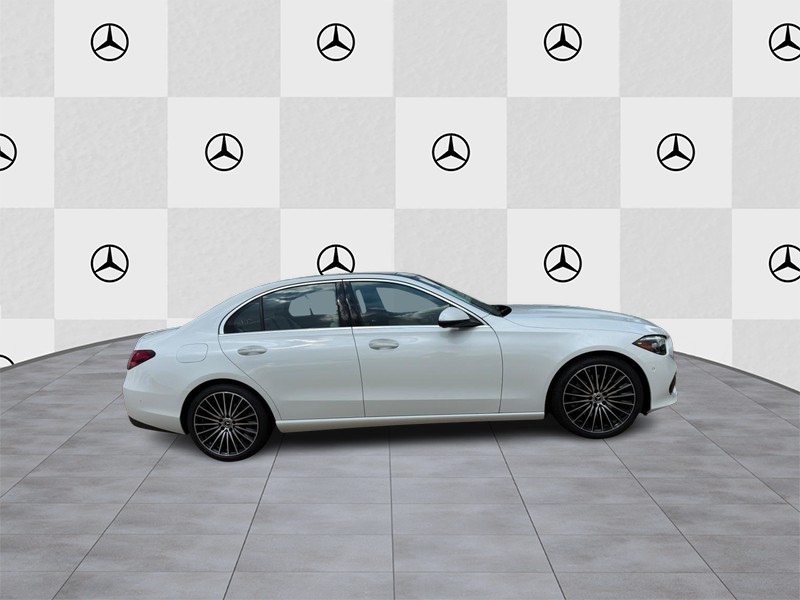 Mercedes-Benz C-Class Vehicle Full-screen Gallery Image 2