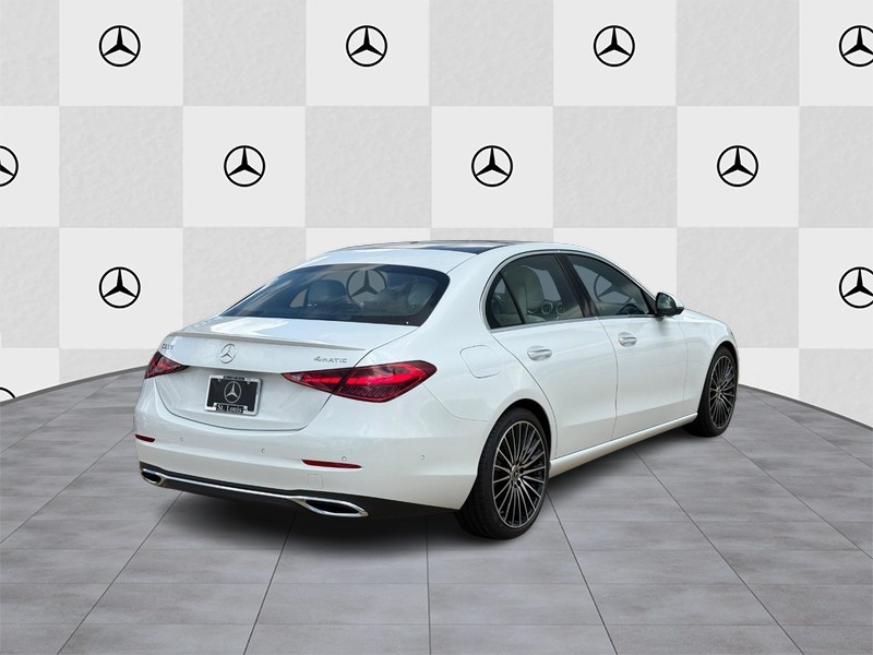 Mercedes-Benz C-Class Vehicle Full-screen Gallery Image 3