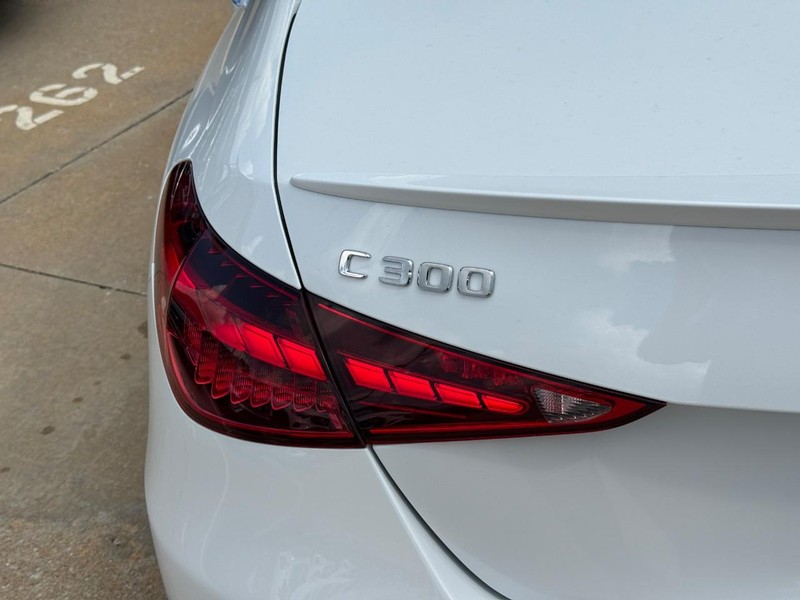 Mercedes-Benz C-Class Vehicle Full-screen Gallery Image 4