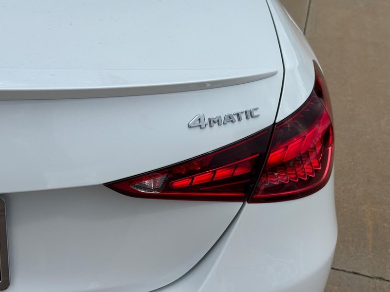 Mercedes-Benz C-Class Vehicle Full-screen Gallery Image 5