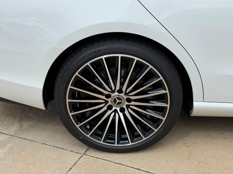 Mercedes-Benz C-Class Vehicle Full-screen Gallery Image 6