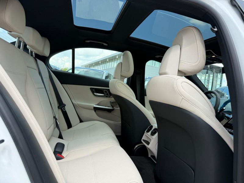 Mercedes-Benz C-Class Vehicle Full-screen Gallery Image 7