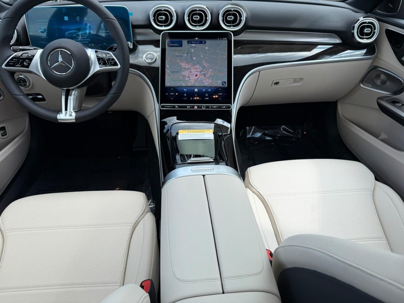 Mercedes-Benz C-Class Vehicle Full-screen Gallery Image 8