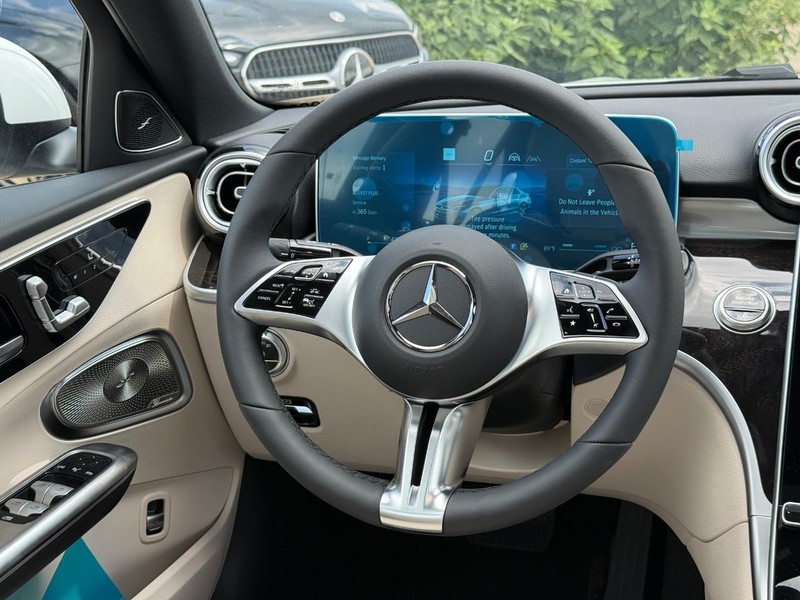 Mercedes-Benz C-Class Vehicle Full-screen Gallery Image 9