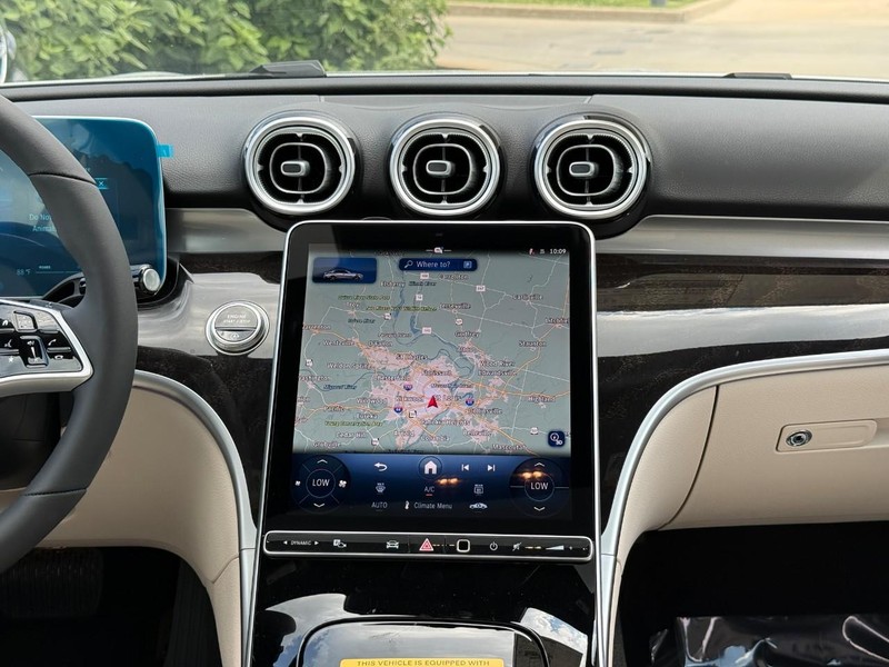 Mercedes-Benz C-Class Vehicle Full-screen Gallery Image 10