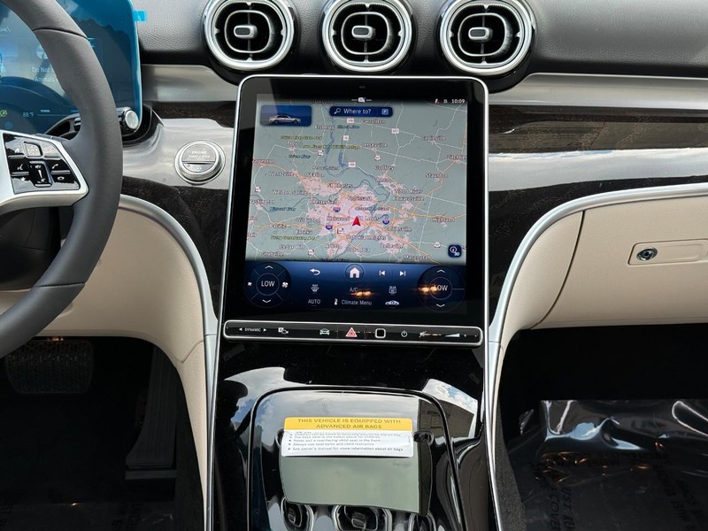 Mercedes-Benz C-Class Vehicle Full-screen Gallery Image 11
