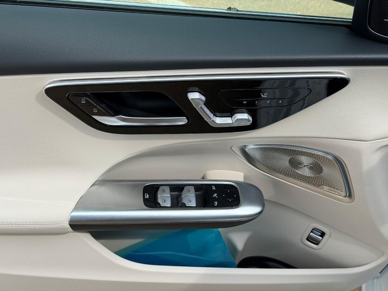 Mercedes-Benz C-Class Vehicle Full-screen Gallery Image 12