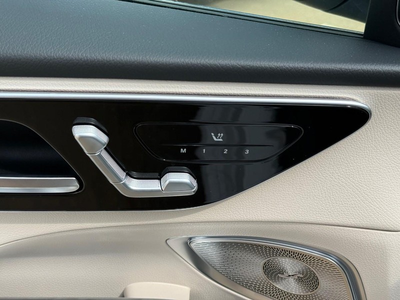 Mercedes-Benz C-Class Vehicle Full-screen Gallery Image 13