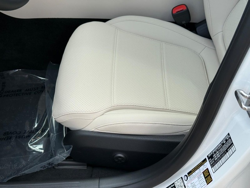 Mercedes-Benz C-Class Vehicle Full-screen Gallery Image 14