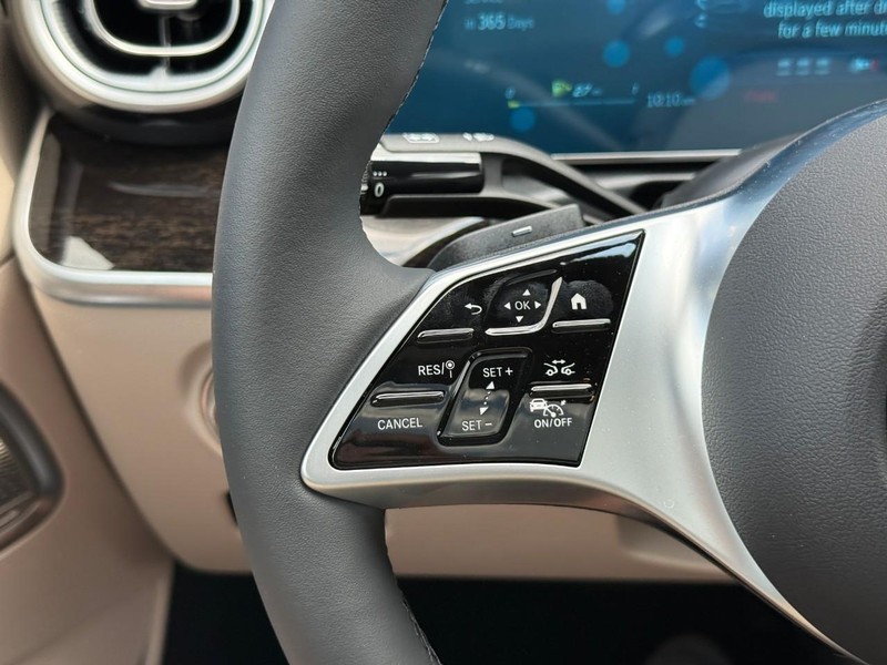 Mercedes-Benz C-Class Vehicle Full-screen Gallery Image 15