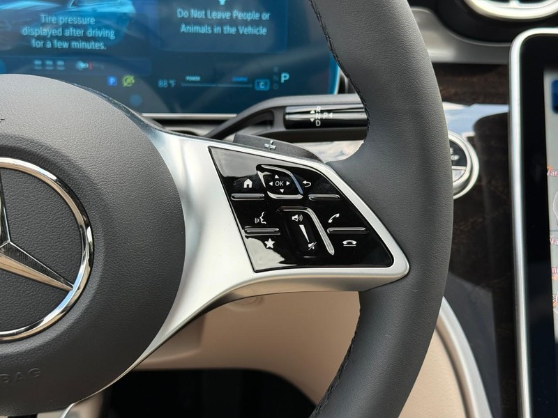 Mercedes-Benz C-Class Vehicle Full-screen Gallery Image 16