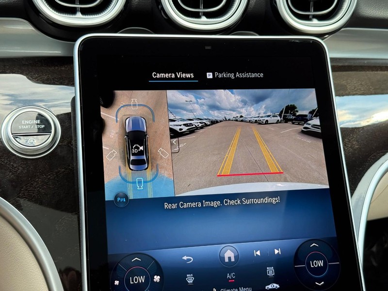 Mercedes-Benz C-Class Vehicle Full-screen Gallery Image 17