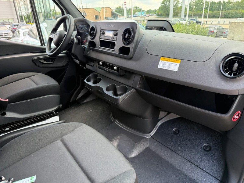 Mercedes-Benz Sprinter Van Vehicle Full-screen Gallery Image 7