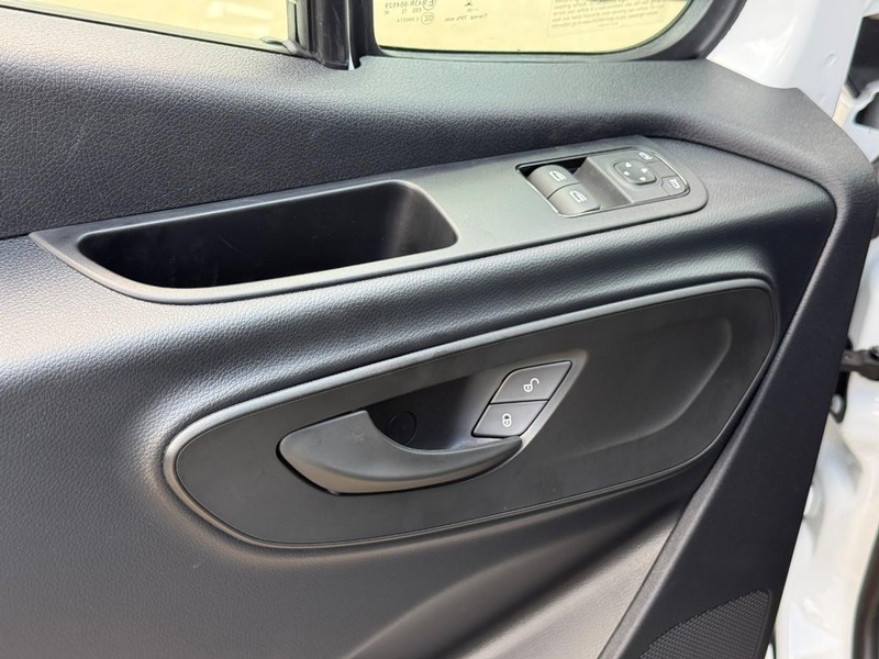 Mercedes-Benz Sprinter Van Vehicle Full-screen Gallery Image 8