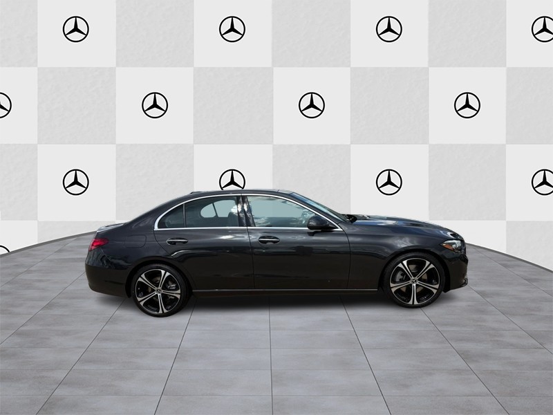 Mercedes-Benz C-Class Vehicle Full-screen Gallery Image 2