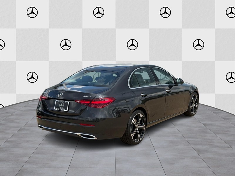 Mercedes-Benz C-Class Vehicle Full-screen Gallery Image 3