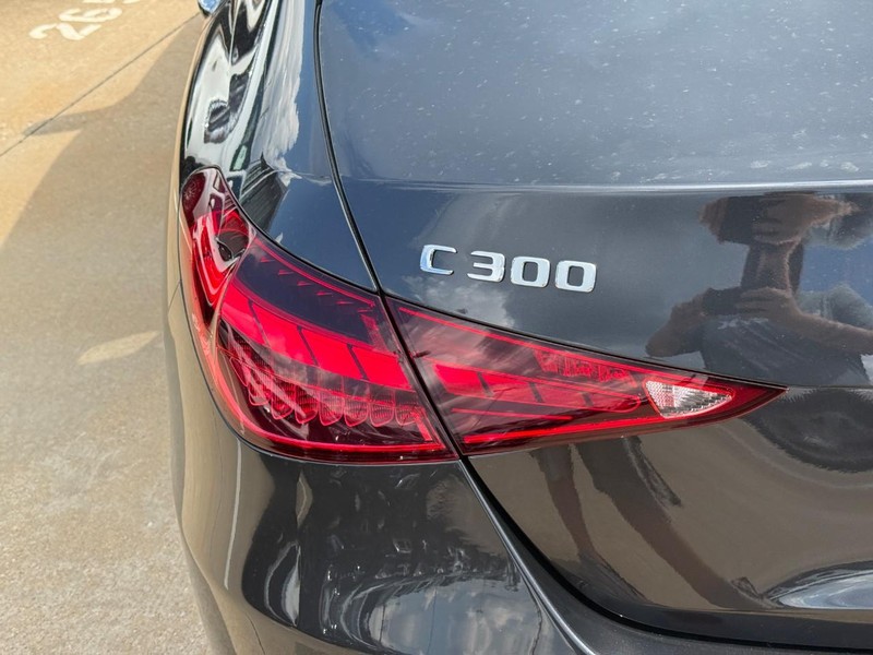 Mercedes-Benz C-Class Vehicle Full-screen Gallery Image 4